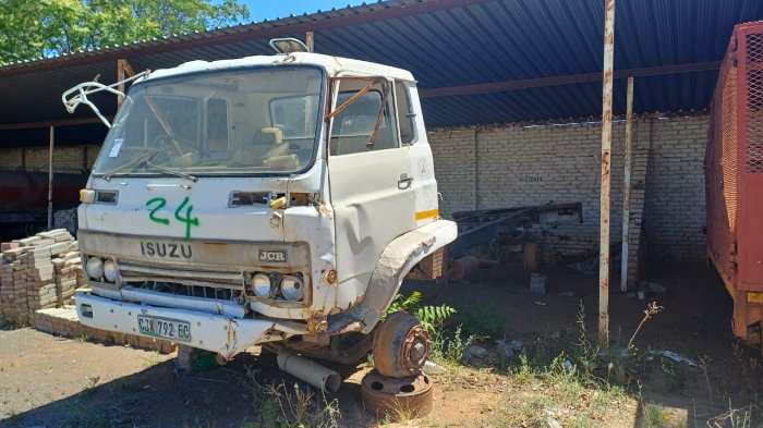 ISUZU JCR TRUCK HEAD AND CHASSIS