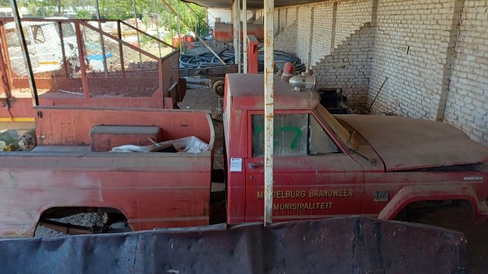 ANTIQUE FIRE TRUCK - JEEP J300 4WD