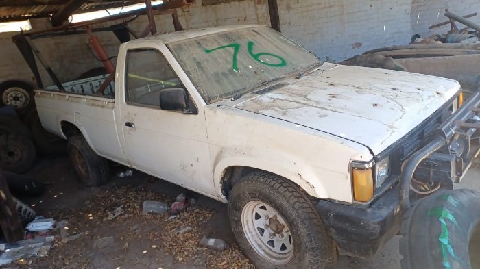 2.4 NISSAN HARDBODY HI RIDER WITH WINCH