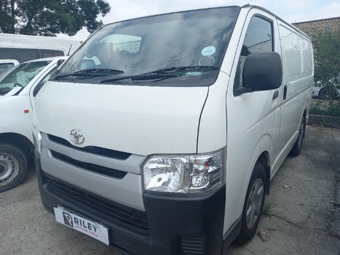 2018 TOYOTA QUANTUM (WHITE)