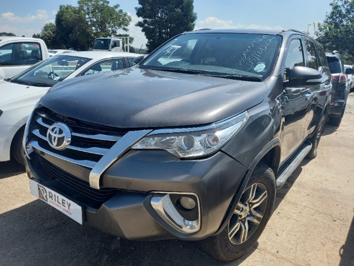 2017 TOYOTA FORTUNER (SILVER)