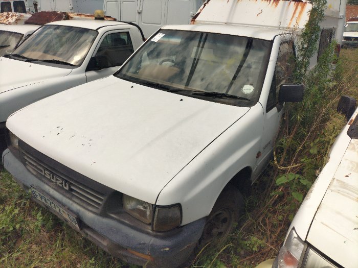 ISUZU (WHITE)