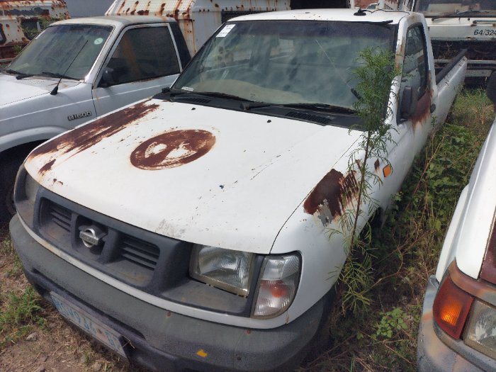 NISSAN HARDBODY 2.0 (WHITE)