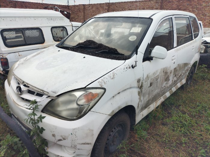 TOYOTA AVANZA (WHITE)