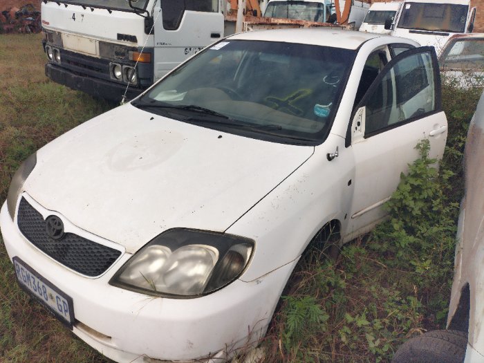 TOYOTA RUNX HATCHBACK (WHITE)