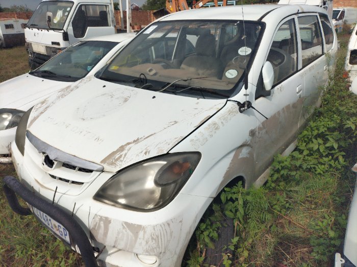 TOYOTA AVANZA (WHITE)