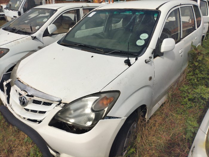 STATION WAGON AVANZA (WHITE)