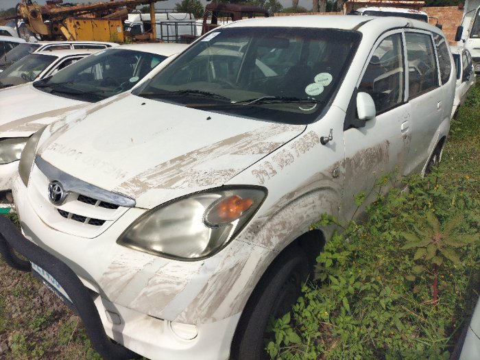 TOYOTA AVANZA (WHITE)