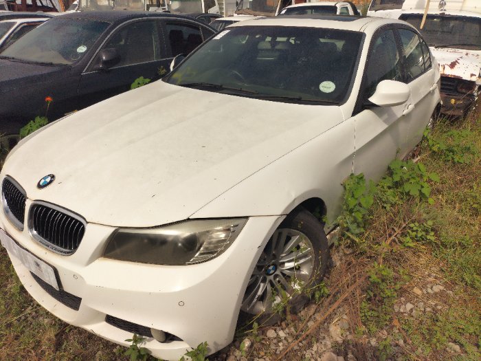 BMW 323I SEDAN (WHITE)