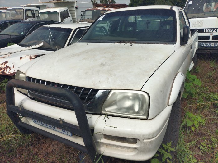 MITSUBISHI COLT 2000 S/CAB (WHITE)