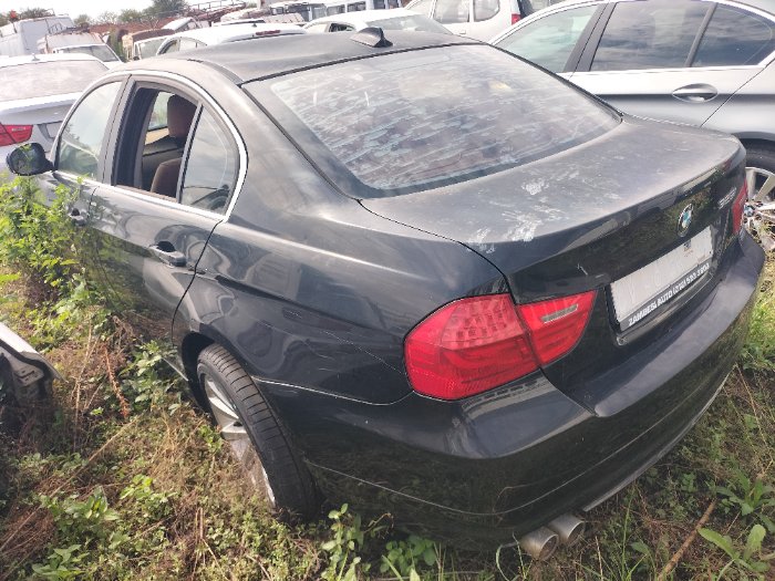 BMW 323I SEDAN (WHITE)