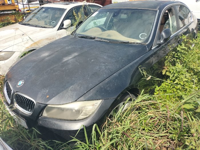 BMW 323I SEDAN (WHITE)