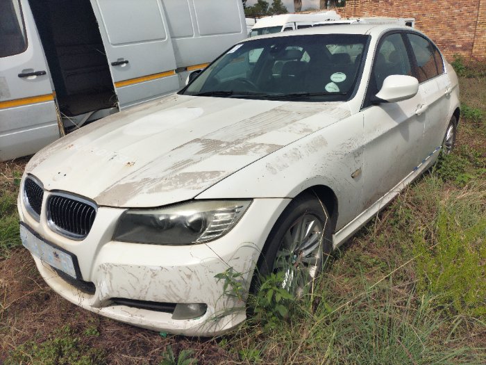BMW 323I SEDAN (WHITE)