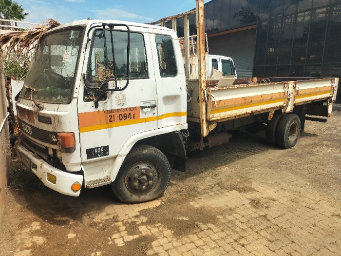 ISUZU F5000 (WHITE)