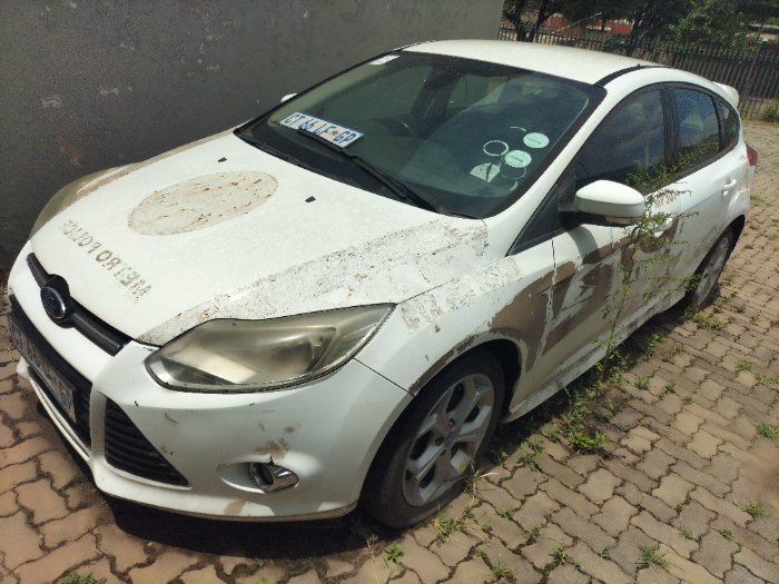 FORD FOCUS (WHITE)