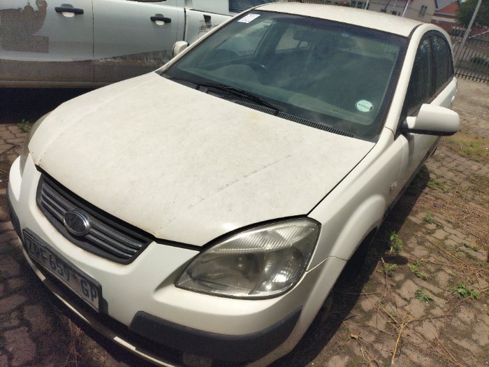 KIA RIO (WHITE)
