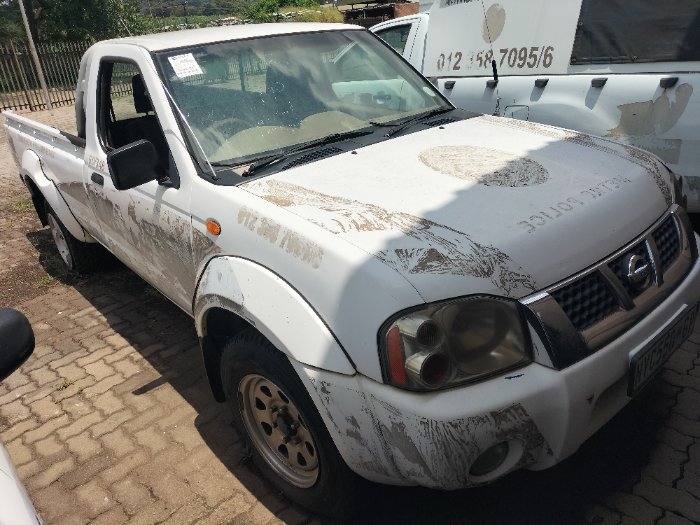 NISSAN HARDBODY (WHITE)