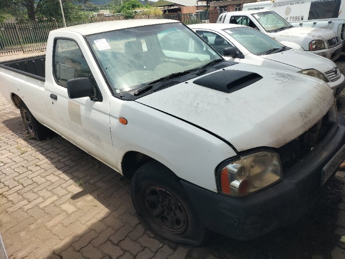 NISSAN NP300 (WHITE)
