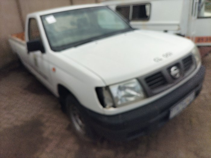 NISSAN HARDBODY (WHITE)