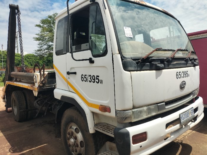 UD TRUCK (WHITE)