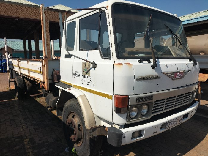 HINO TRUCK (WHITE)