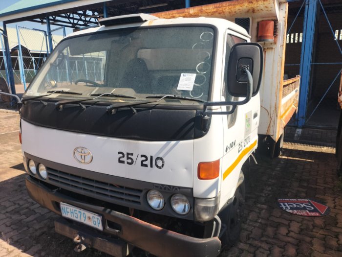 TOYOTA DYNA TRUCK (WHITE)
