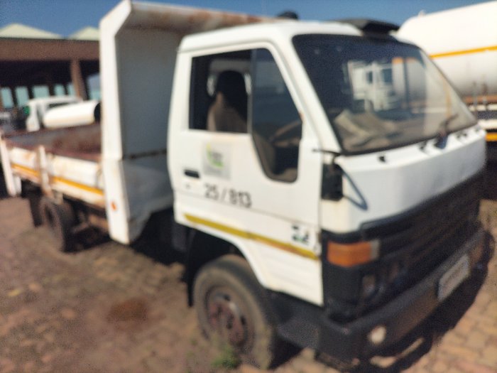 TOYOTA DYNA TRUCK (WHITE)