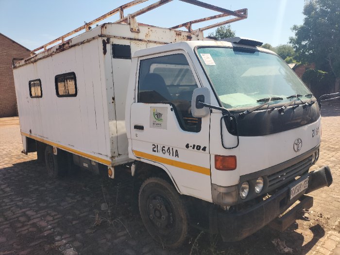 TOYOTA DYNA TRUCK (WHITE)