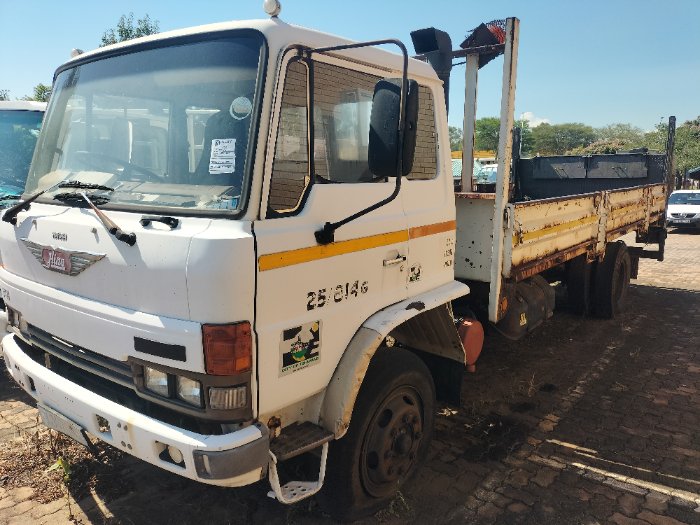 HINO TRUCK (WHITE)