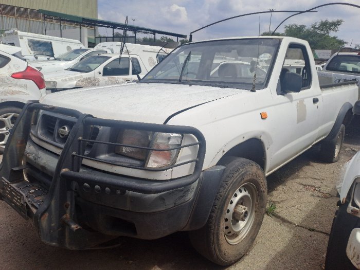 NISSAN HARDBODY (WHITE)