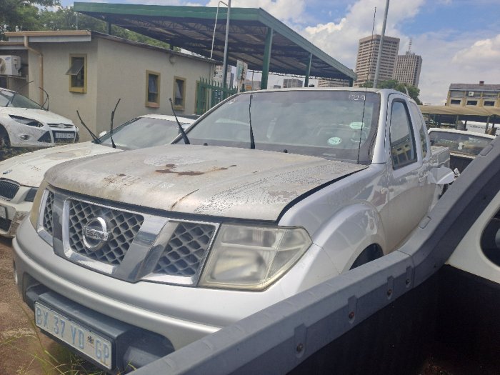 NISSAN NAVARA (WHITE)