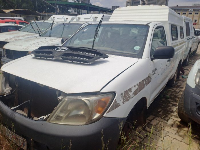 TOYOTA HILUX (WHITE)