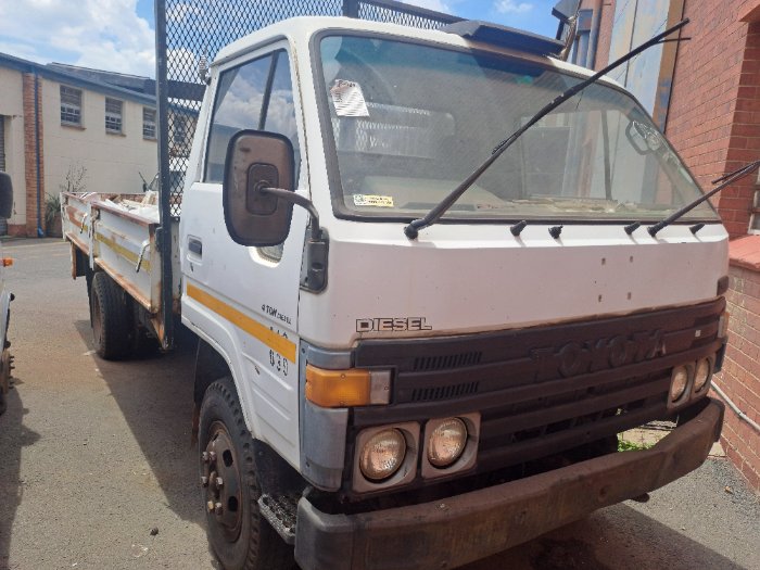 TOYOTA DYNA DIESEL (WHITE)