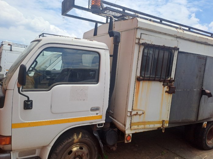 NISSAN DIESEL UD (WHITE)