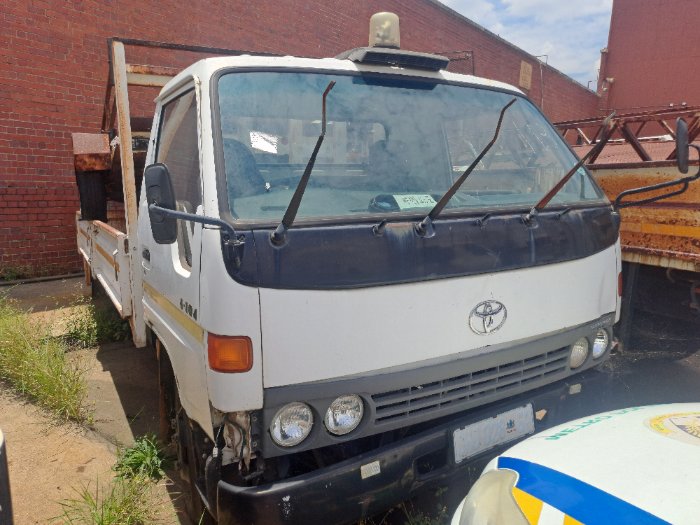 TOYOTA DYNA (WHITE)