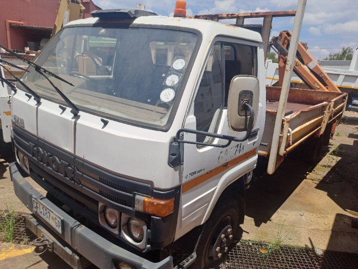 TOYOTA DYNA WITH CRANE (WHITE)