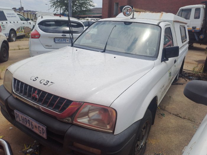 MITSUBISHI COLT (WHITE)