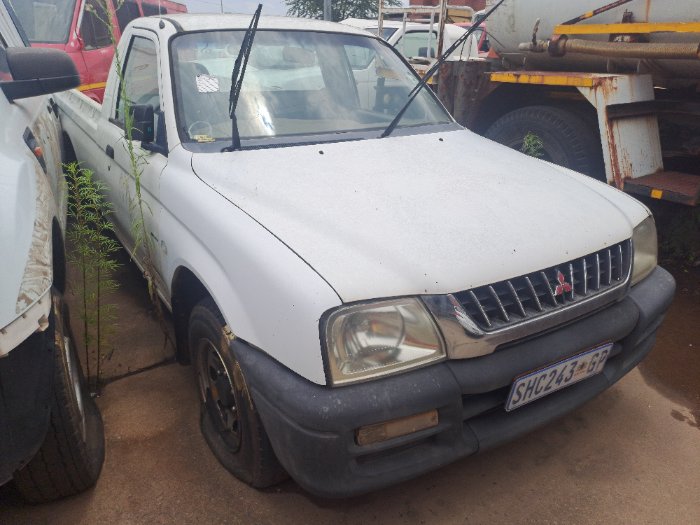 MITSUBISHI COLT (WHITE)