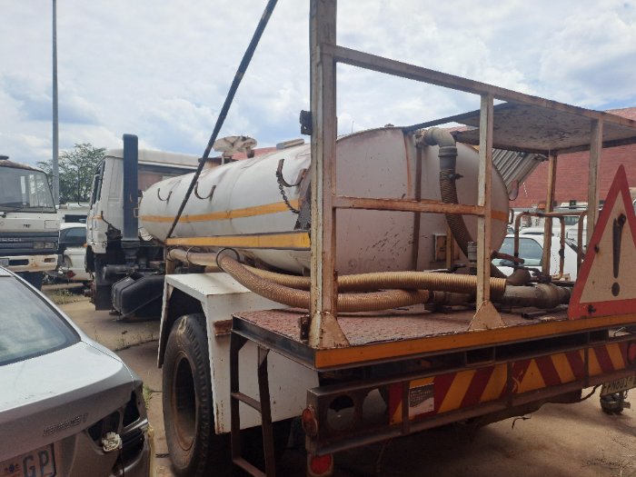 NISSAN DIESEL TRUCK WATER TRUCK(WHITE)