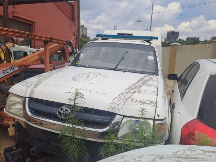 TOYOTA HILUX (WHITE)