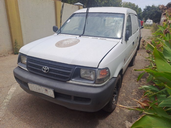 TOYOTA CONDOR (WHITE)