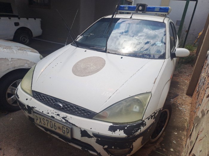FORD FOCUS (WHITE)