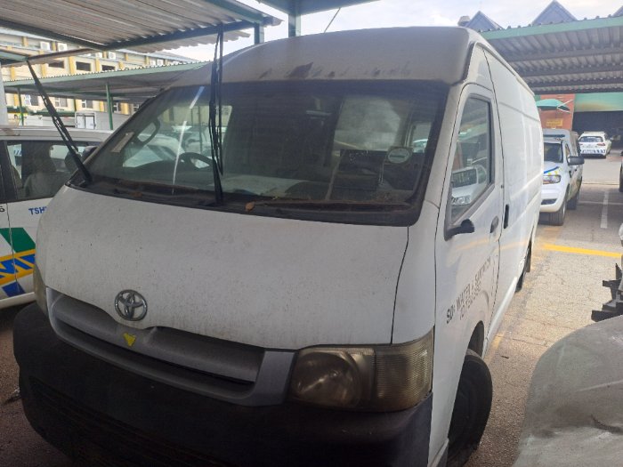 TOYOTA QUANTUM (WHITE)