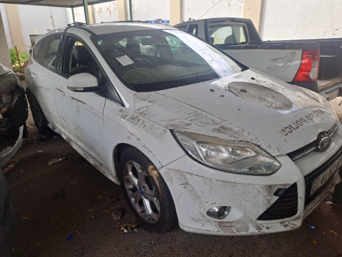 FORD FOCUS (WHITE)