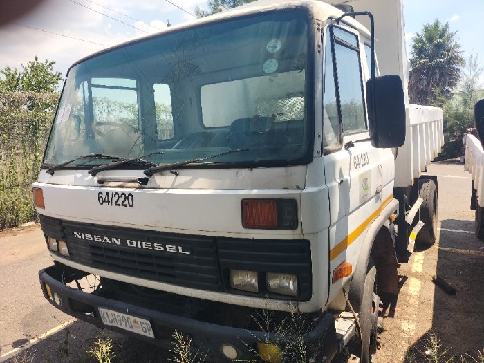 NISSAN TRUCK (WHITE)