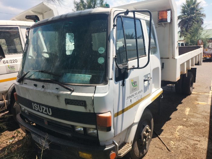 ISUZU TIPPER TRUCK (WHITE)