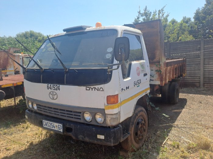 TOYOTA DYNA (WHITE)