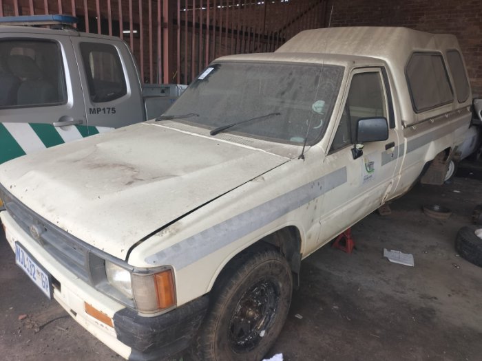 TOYOTA HILUX (WHITE)