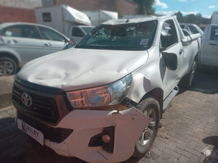 2020 HILUX SC 2.4GD6 RB SRX MT (WHITE)